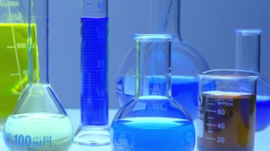 Biyoloji laboratuvarında kimyasal test deneyi