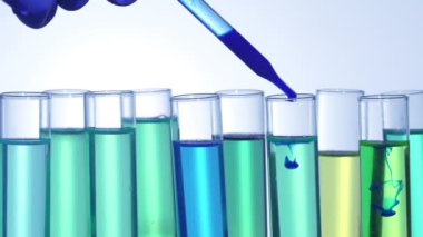 Biyoloji laboratuvarında kimyasal test deneyi