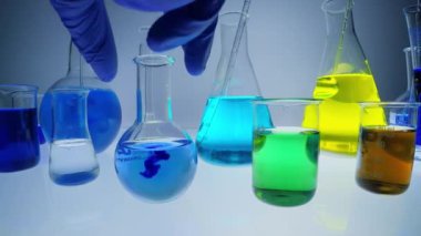 Biyoloji laboratuvarında kimyasal test deneyi