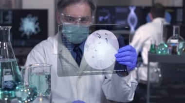 Dokunmatik ekranla çalışan bilim adamı 