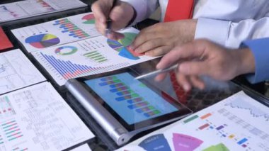 Ofisteki satış sürecini kontrol ediyorum.