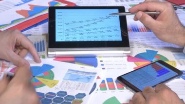 Ofisteki satış sürecini kontrol ediyorum.