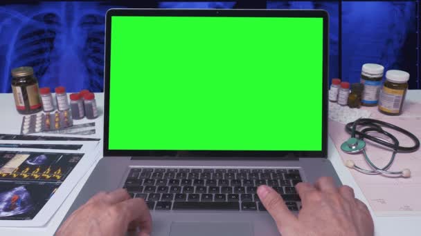Pantalla Verde Doctor Computer — Vídeo de stock