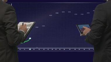 Ofisteki finans verilerine bakan iş arkadaşları