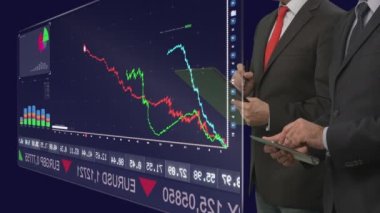 Ofisteki finans verilerine bakan iş arkadaşları