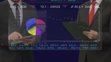 Ofisteki finans verilerine bakan iş arkadaşları