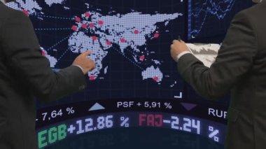Ofisteki finans verilerine bakan iş arkadaşları