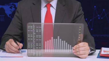 Ofiste finans verileri üzerinde çalışan işadamı