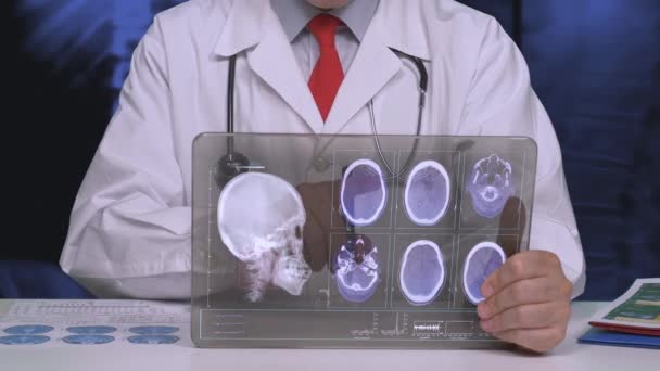 Orvos Keres Egy Orvosi Futurisztikus Képernyő — Stock videók