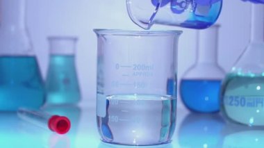 Laboratuvarda test yapan kimyager.