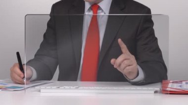 İşadamı ofiste finans üzerinde çalışıyor.
