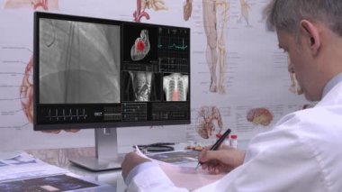 Hastane ofisinde çalışan doktor