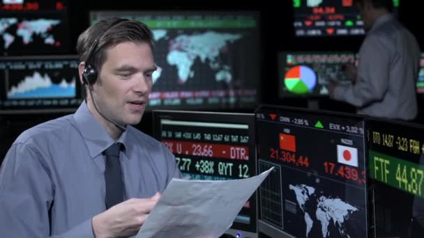 Zakenman Analyseren Stock Marktgegevens — Stockvideo