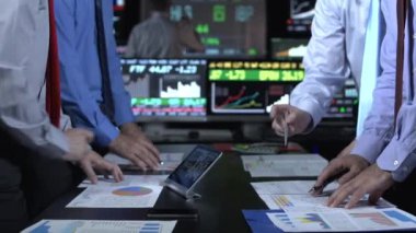 Ofisteki finans verilerine bakan iş arkadaşları