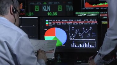 Ofisteki finans verilerine bakan iş arkadaşları