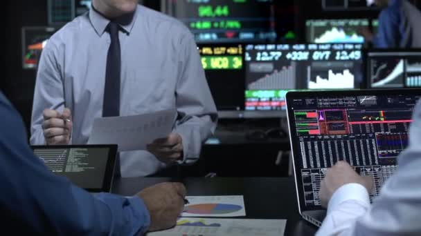 Colleghi Affari Che Guardano Dati Finanziari Ufficio — Video Stock
