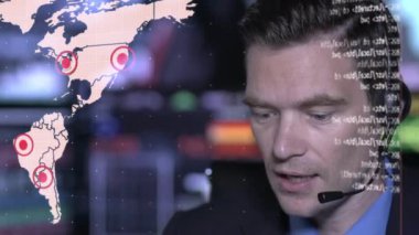 Bilgisayar Verisi ile iş adamı