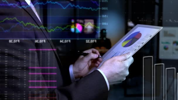 Бизнесмен Анализирует Данные Фондового Рынка — стоковое видео