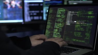 Bilgisayarda hacker yazma kodu