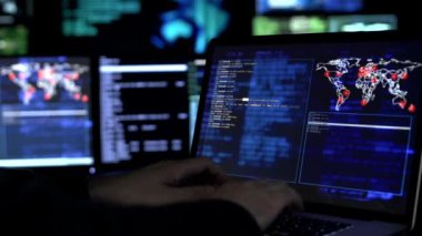 Bilgisayarda hacker yazma kodu