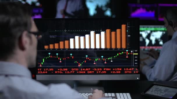 Operadores Que Analizan Datos Del Mercado Valores — Vídeo de stock