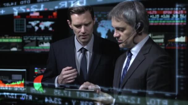 Traders Analizzando Dati Borsa — Video Stock