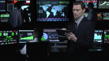 Ofisteki finans verilerine bakan iş arkadaşları