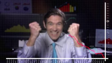 Mutlu bisikletçiler ofiste kutlama yapıyor.