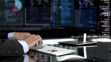İş adamı büyüme grafiği ve klavyede daktilo arıyor