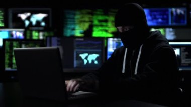 Bilgisayarda hacker yazma kodu