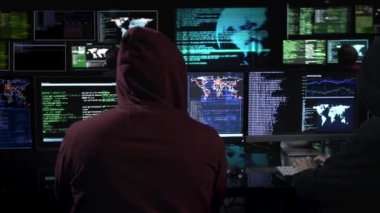 Bilgisayarda hacker yazma kodu