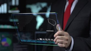 Ofiste finans verileri üzerinde çalışan işadamı