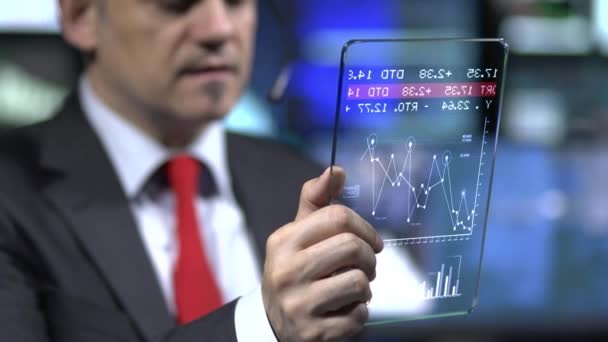 Broker Looking Stock Market Data Bedrijfsconcept — Stockvideo