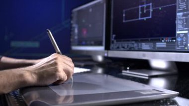 Ofiste çalışan 3 boyutlu grafik tasarımcısı