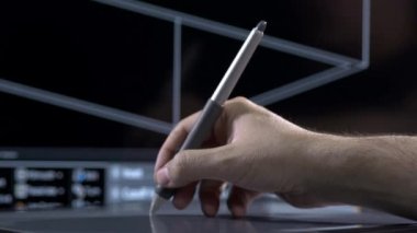grafik tablet üzerinde çalışan tasarımcı