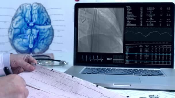 Доктор Досліджує Серце Ліки — стокове відео