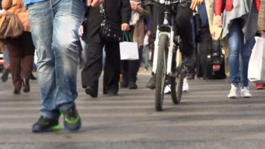 Şehirdeki insanlar ana yoldan geçiyor.