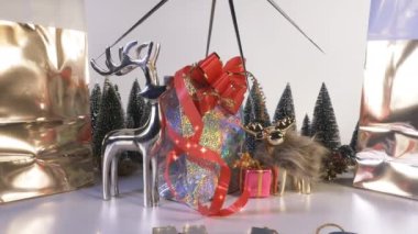 Noel Tatili Süslemeleri ve El Sanatları Alışveriş ve Hediyeler (altın hediye paketleri ve hediye kutuları), yıldız tozu parçacıkları ile bayram ortamı altında!