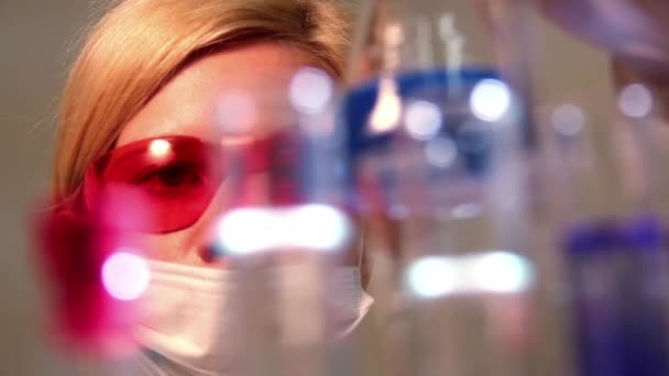 Vrouwelijke Wetenschapper Met Medische Laboratoriumreageerbuizen — Stockvideo