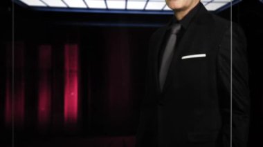 Bir işadamı Bitcoin, Ethereum ve diğer kripto para birimlerinin cüzdanlarına yatırım yapıyor veya ticaret yapıyor ve grafiklerin ve göstergelerin yer aldığı dijital bir yüksek teknoloji ekranını inceliyor. Bir tüccar, paylaşımcı para transfer platformu ve döviz kurları ile çevrimiçi diyagramları inceliyor