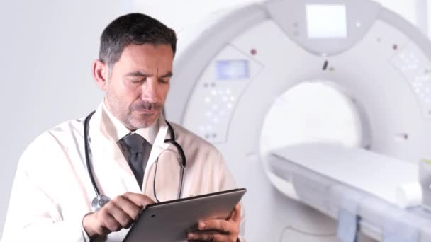 Beau Médecin Radiologue Avec Stéthoscope Tenant Une Tablette Numérique Devant — Video