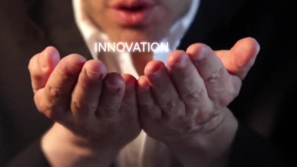 Úspěšný Podnikatel Podnikatel Drží Svých Rukou Inovační Titul — Stock video