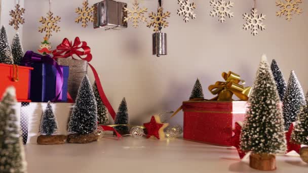 一个钢丝市场购物篮载体 通过季节性装饰品 可爱的点燃的圣诞树 彩带和圣诞礼物包装而活跃起来 — 图库视频影像
