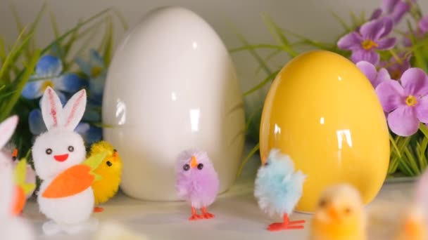 Wiosenny Charakter Świąt Wielkanocnych Kwiatami Króliki Jaja Pisklęta — Wideo stockowe