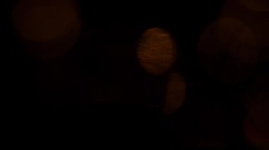 Kırmızı Bokeh ışık sızıntısı yansımaları, görüntülerinizi sürükleyip düşürmeye ve videolarınıza ışık efekti yapmaya hazır! Mükemmel görsel sonuçlar elde etmek için Ekle ya da Ekran gibi bir karıştırma kipi kullan