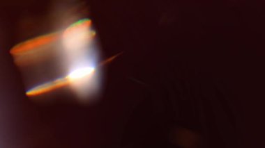 Kırmızı renkli bokeh ışık sızıntısı yansımaları. Mükemmel görsel sonuçlar elde etmek için Ekle ya da Ekran gibi bir karıştırma kipi kullan