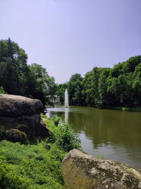 Çeşme manzaralı manzara ve parktaki nehir.