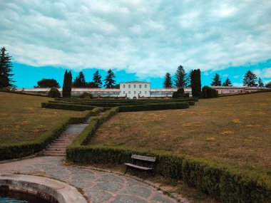  Beyaz bir binaya bakan yeşil labirent