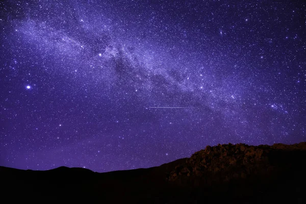 Samanyolu Mauna Kea Hawaii 'de yıldızlı gece gökyüzü