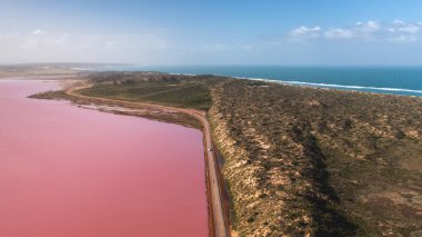 Pembe Göl 'ün ve Batı Avustralya' daki Port Gregory 'deki mavi okyanusun hava görüntüsü.